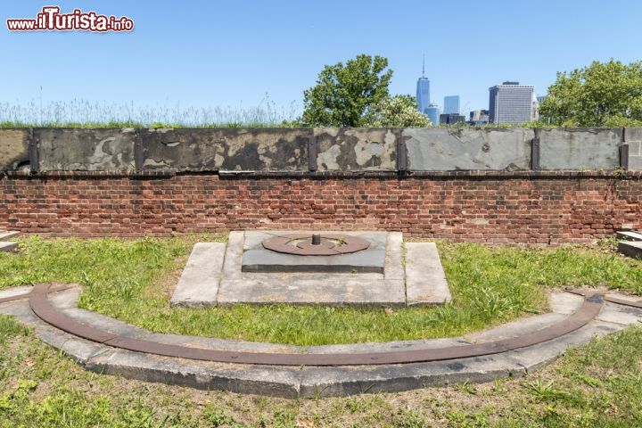 Immagine Fort Jay a Governors Island, New York - Una delle postazioni dei cannoni a Fort Jay, il forte costiero a forma di stella che sorge a Governors Island. Si tratta della più antica costruzione difensiva dell'isola © sangaku / Shutterstock.com