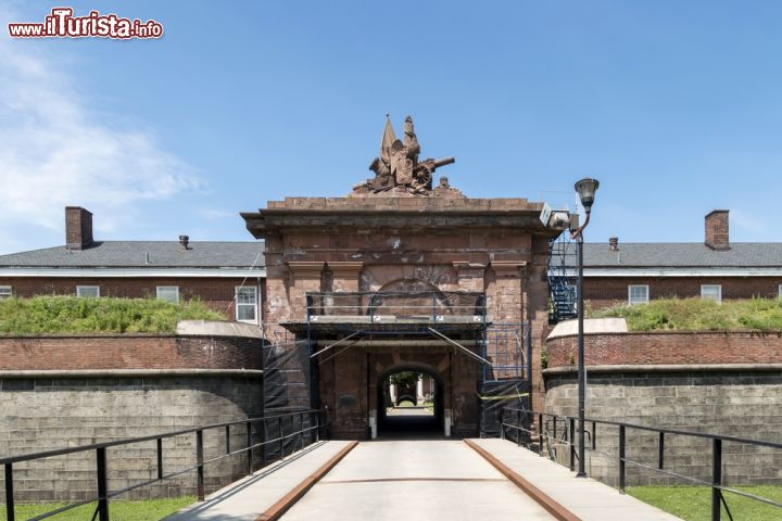 Immagine Sally Port a Fort Jay su Governors Island, New York - Il suggestivo ingresso alla fortificazione di Fort Jay a cui si può accedere dopo aver percorso una passerella pedonale © sangaku / Shutterstock.com