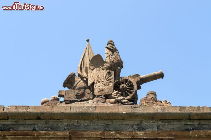 Immagine Statua di Fort Jay a Governors Island, New York - Costruita nel 1796 in pietra arenaria, la grande porta d'ingresso di Fort Jay è impreziosita da  una scultura che rappresenta un'aquila con le ali spiegate con uno scudo in cima a un cannone a ruote. E' considerata una delle prime, se non la prima in assoluto, decorazione americana destinata a fortificazioni militari © sangaku / Shutterstock.com