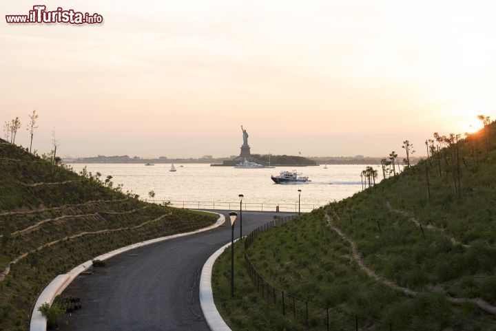 Immagine La Statua della Libertà vista al tramonto dalle colline artificiali di Governors Island, donominate The Hills - foto © Timothy Schenck