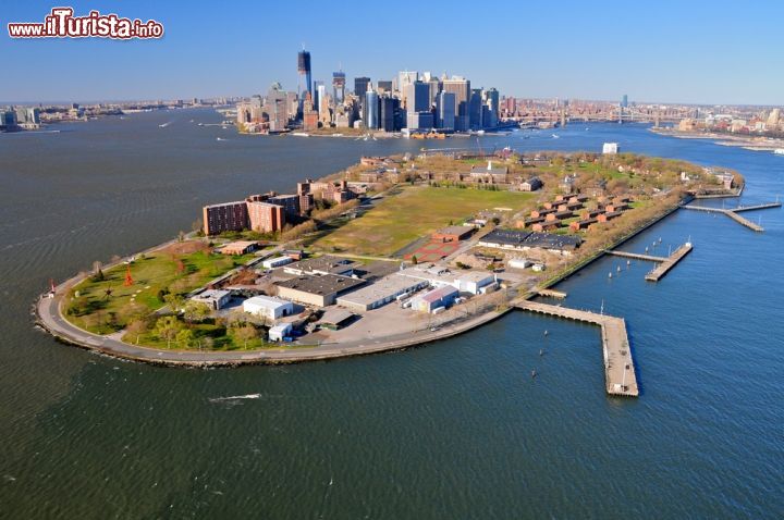 Immagine Panorama su Governors Island, New York - Da base militare a attrazione turistica. Siamo a Governors Island,172 acri a 800 metri da Brooklyn e Manhattan, divenuta una delle mete più frequentate dai newyorkesi e dai turisti di tutto il mondo nei mesi estivi. Fra maggio e settembre Governors Island diventa la perfetta location per iniziative culturali, ricreative e sportive. Ma anche per assaporare le specialità del car street food e rilassarsi su un'amaca rossa o pedalare in bicicletta fra i suoi parchi. Con la skyline mozzafiato di Manhattan a fare da cornice © Richard Cavalleri / Shutterstock.com