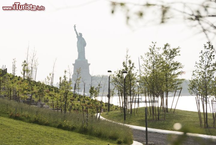 Immagine La Statua della Libertà domina il panorama visibile da The Hills, le colline artificiali realizzate a Governors Island - foto © Timothy Schenck