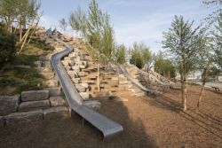 Nell'area scivoli di Slide Hill, presso Governors Island, si trova lo scivolo più lungo di tutta New York City - foto © Timothy Schenck