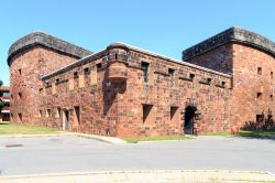 Fortificazione di Castle Williams, New York - Un particolare della possente costruzione in mattoni eretta per difendere la città di New York dagli attacchi navali © sangaku / Shutterstock.com ...