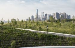 La skyline di Manhattan con i suoi famosi grattacieli compare all'orizzonte salendo su The Hills, le colline artificiali inaugurate nel 2016 a Governors Island - foto © Timothy Schenck ...