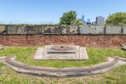 Fort Jay a Governors Island, New York - Una delle postazioni dei cannoni a Fort Jay, il forte costiero a forma di stella che sorge a Governors Island. Si tratta della più antica costruzione ...