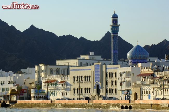 Le case ed una moschea di Muscat, sullo sfondo il Jebel Hajar - Copyright Ufficio del Turismo del Sultanato dell'Oman