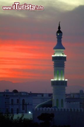 Minareto al tramonto a Muscat - Copyright Ufficio del Turismo del Sultanato dell'Oman