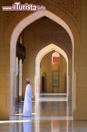 L'interno della Grande Moschea - Copyright Ufficio del Turismo del Sultanato dell'Oman