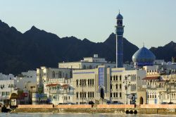 Le case ed una moschea di Muscat, sullo sfondo ...