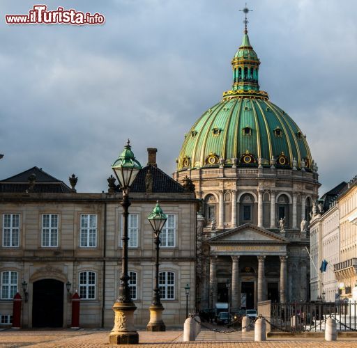 Immagine In primo piano il complesso di Amalienborg, sullo sfondo la cupola verde della Frederiks Kirke, la chiesa marmorea di Copenaghen - © Valerii Zadorozhnyi / Shutterstock.com