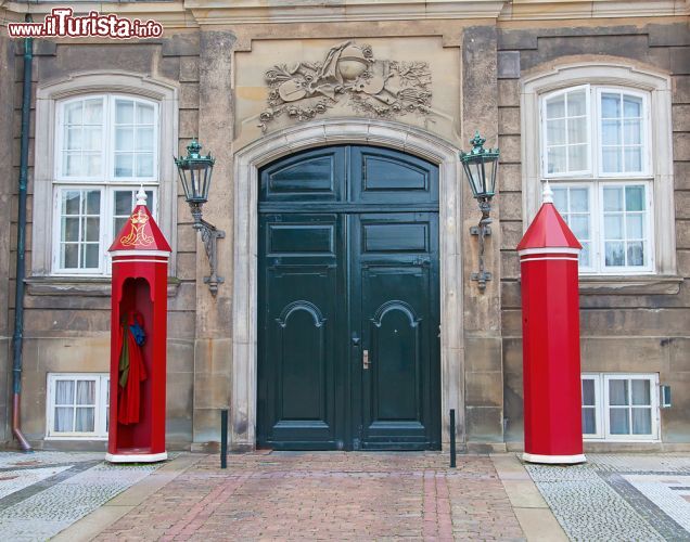 Immagine L'ingresso del Castello di Amalienborg, la residenza invernale dei re di Danimarca a Copenaghen - © Fedor Selivanov / Shutterstock.com