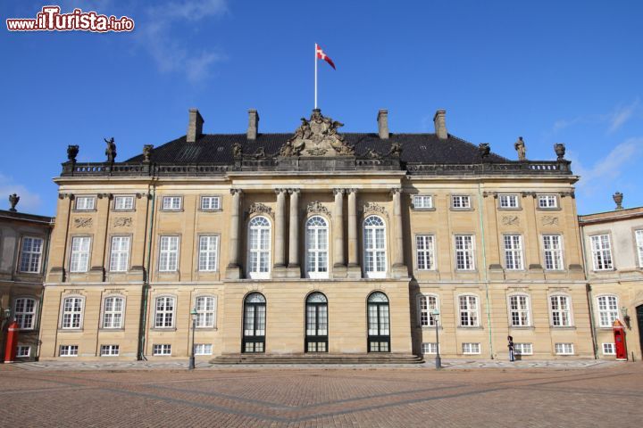 Immagine L'austera facciata di uno dei quattro palazzi del complesso di Amalienborg a Copenaghen - © Tupungato / Shutterstock.com