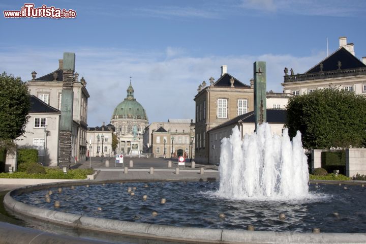 Immagine Fontana in centro a Copenaghen e Palazzo Amalienborg sullo sfondo - © Ewan Chesser / Shutterstock.com