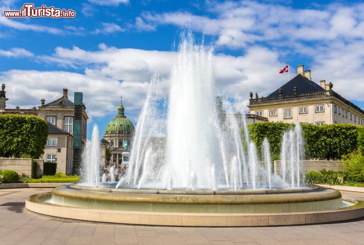 Immagine Il giardino e la grande fontana di Amaliehaven, parte del complesso della residenza reale invernale di Amalienborg a Copenaghen (Danimarca) - © Leonid Andronov / Shutterstock.com
