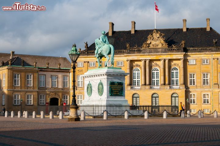 Immagine Sullo sfondo il Palazzo Reale di Amalienborg e monumento a Federico V, Copenaghen - © Valerii Zadorozhnyi / Shutterstock.com