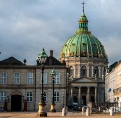 In primo piano il complesso di Amalienborg, sullo sfondo la cupola verde della Frederiks Kirke, la chiesa marmorea di Copenaghen - © Valerii Zadorozhnyi / Shutterstock.com