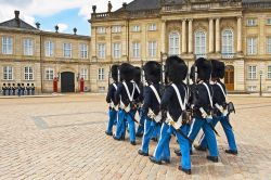 Il cambio della Guardia al Palazzo di Amalienborg a Copenhagen - © Evikka / Shutterstock.com