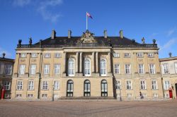 L'austera facciata di uno dei quattro palazzi del complesso di Amalienborg a Copenaghen - © Tupungato / Shutterstock.com