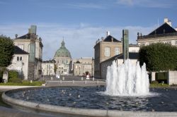 Fontana in centro a Copenaghen e Palazzo Amalienborg sullo sfondo - © Ewan Chesser / Shutterstock.com