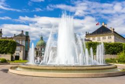 Il giardino e la grande fontana di Amaliehaven, parte del complesso della residenza reale invernale di Amalienborg a Copenaghen (Danimarca) - © Leonid Andronov / Shutterstock.com