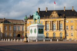 Sullo sfondo il Palazzo Reale di Amalienborg e monumento a Federico V, Copenaghen - © Valerii Zadorozhnyi / Shutterstock.com