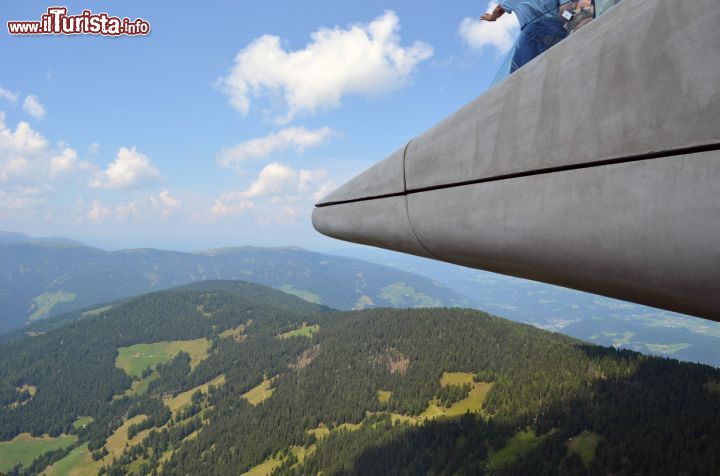 Immagine La struttura ardita in calcestruzzo ed altri materiali del Messner Mountain Museum di Plan de Corones è opera di  Zaha Hadid Architects