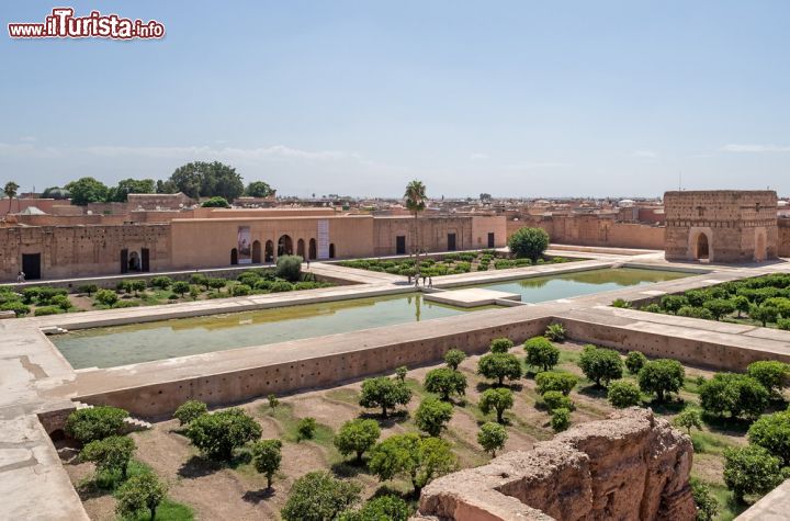 Immagine La grande piscina, lunga circa 90 metri, del Palazzo El Badi di Marrakech - © Zyankarlo / Shutterstock.com