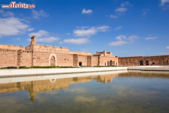 Immagine La reggia di Moulay Ismail si riflette nelle acue della grande piscina: siamo a Marrakech, al Palazzo el Badi - © Brigida Soriano / Shutterstock.com