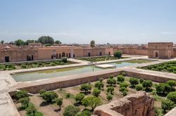 La grande piscina, lunga circa 90 metri, del Palazzo El Badi di Marrakech - © Zyankarlo / Shutterstock.com