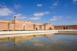 La reggia di Moulay Ismail si riflette nelle acue della grande piscina: siamo a Marrakech, al Palazzo el Badi - © Brigida Soriano / Shutterstock.com