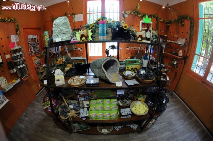 Immagine Nella boutique della grotta di Saint-Cezaire-sur-Siagne, all'ingresso dell'edificio da cui si accede a questa interessante attrazione turistica, si possono trovare souvenir per tutti i gusti: pietre, fossili, riproduzioni di stalattiti e stalagmiti, libri, gioielli e persino simpatici pelouche per i più piccoli. Il negozio è aperto al pubblico 7 giorni su 7 - © Sonja Vietto Ramus