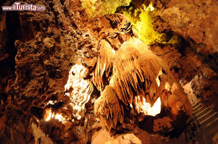 Immagine Somigliano a dei delicati drappeggi le stalattiti che si sono formate nell'arco di migliaia di anni nella grotta di Saint-Cezaire-sur-Siagne. Antichissime formazioni geologiche con le sembianze di cascate create dall'acqua piovana proveniente dalla superficie tramite dei fori sul soffitto: il lento scorrere acqueo ha depositato il calcare sulla roccia obliqua creando quel singolare effetto con cui si presentano - © Sonja Vietto Ramus