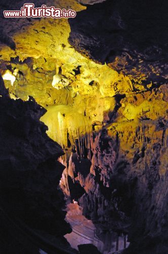 Immagine L'illuminazione affidata inizialmente alla luce delle candele è stata successivamente sostituita da lampade a acetilene che hanno permesso di valorizzare stalattiti e stalagmiti in tutto il loro splendore. Nel 1920, un film con protagonista Charles-Marie Vanel, attore e produttore francese, venne girato proprio in questa grotta delle Alpi Marittime: grazie ai proiettori utilizzati per illuminare gli scenari vennero messe in risalto le formazioni in calcare contribuendo così a rendere questo luogo una vera e propria attrazione turistica - © Sonja Vietto Ramus