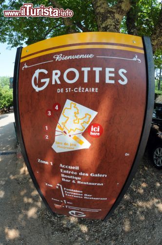 Immagine Un ampio parcheggio accoglie i visitatori che raggiungono in auto la grotta di Saint-Cezaire-sur-Siagne, aperta al pubblico tutto l'anno ad eccezione del periodo che va dal 12 Novembre al 31 Gennaio. Chi predilige le attrazioni turistiche immerse nella natura rimarrà piacevolmente sopreso dal contesto paesaggistico in cui è ospitata questa grotta calcarea - © Sonja Vietto Ramus