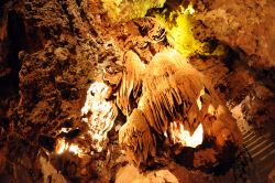 Somigliano a dei delicati drappeggi le stalattiti che si sono formate nell'arco di migliaia di anni nella grotta di Saint-Cezaire-sur-Siagne. Antichissime formazioni geologiche con le sembianze ...