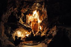 Le grotte si possono visitare accompagnati da guide specializzate che, in francese o in inglese, spiegano storia e caratteristiche di questa interessante attrazione naturalistica nel cuore della ...