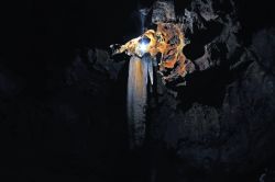 Il particolare di una stalattite della grotta di Saint-Cezaire-sur-Siagne illuminata da luce artificale per metterne in risalto le caratteristiche sfumature - © Sonja Vietto Ramus
