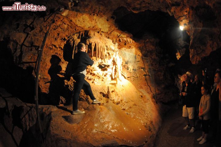 Immagine Fra le formazioni più interessanti che si possono osservare lungo il percorso della grotta ci sono le stalattiti musicali, una sorta di tastiera magica formata da concrezioni minerali che contengono ossido di ferro: se sfiorate da un apposito strumento a forma di martello creano differenti melodie - © Sonja Vietto Ramus