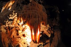 Una suggestiva stalattite calcarea nella grotta di Saint-Cezaire-sur-Siagne. Queste bizzarre formazioni si formano per via del prolungato deposito di minerali trasportati dalle acque che filtrano ...