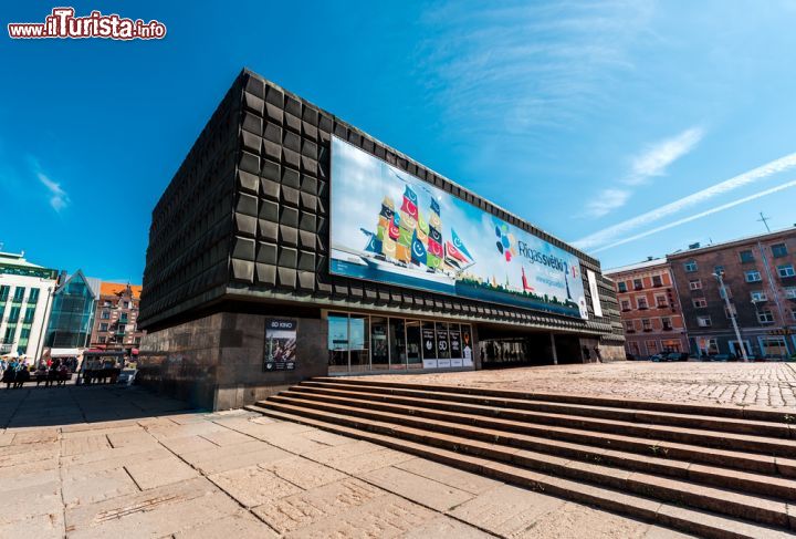 Immagine L'edificio moderno del Museo dell'Occupazione si trova nel centro storico di Riga, la capitale della  Lettonia - © Alexander Tihonov / Shutterstock.com