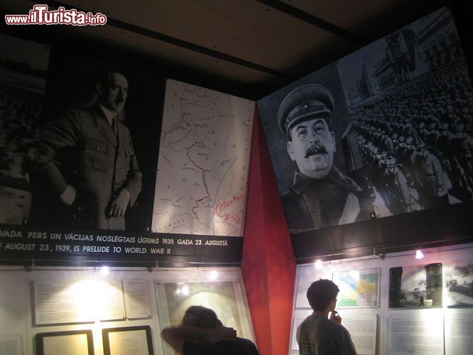 Immagine Una delle sale del Museo dell'Occupazione a Riga, con le immagini dei due grandi responsabili degli orrori perpetrati sulla popolazione lettone  - Smig (foto) - Вікісховище.