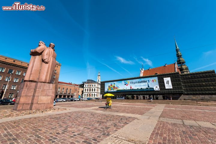 Immagine La piazza antistante al Museo dell'Occcupazione nel centro storico di Riga. L'architettura moderna contrasta fortemente con gli edifici in mattone della capitale della Lettonia - © Alexander Tihonov / Shutterstock.com