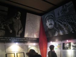 Una delle sale del Museo dell'Occupazione a Riga, con le immagini dei due grandi responsabili degli orrori perpetrati sulla popolazione lettone  - Smig (foto) - Вікісховище. ...