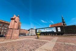 La piazza antistante al Museo dell'Occcupazione nel centro storico di Riga. L'architettura moderna contrasta fortemente con gli edifici in mattone della capitale della Lettonia - © ...
