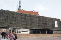 L'austera facciata del Museo dell'Occupazione della Lettonia a Riga