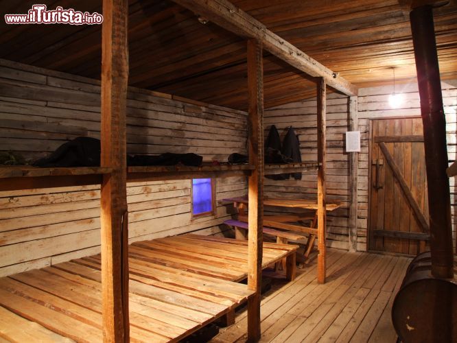 Immagine La ricostruzione fedele di un Gulag al Museo dell'Occupazione della Lettonia, a Riga. Qui dentro trascorreva la prigionia un numero imprecissato di carcerati, con condizioni igienico-sanitarie piuttosto precarie - © Pudelek - CC BY-SA 3.0 - Commons.