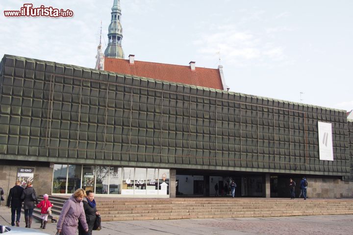 Immagine L'austera facciata del Museo dell'Occupazione della Lettonia a Riga