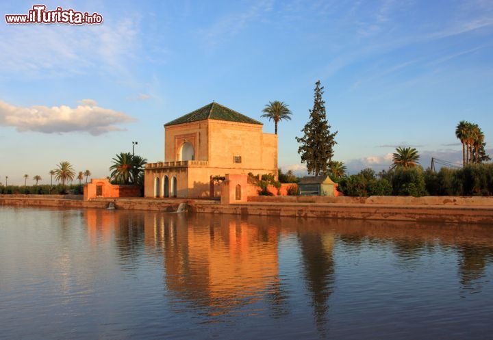 Immagine Posti a breve distanza dalla Medina, i Giardini di Menara sono un luogo perfetto per rilassarsi durante le clde giornate estive a Marrkech - © Copland / Shutterstock.com