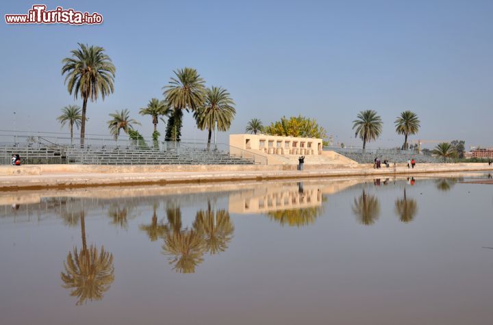 Immagine Il grande stagno, costruito per poter irrigare i giardini, è una delle caratterstiche più spettacolari dei Giardini Menara di Marrakech in Marocco - © Philip Lange / Shutterstock.com